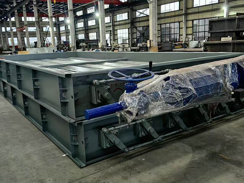 一批擋板門設備完工發貨了